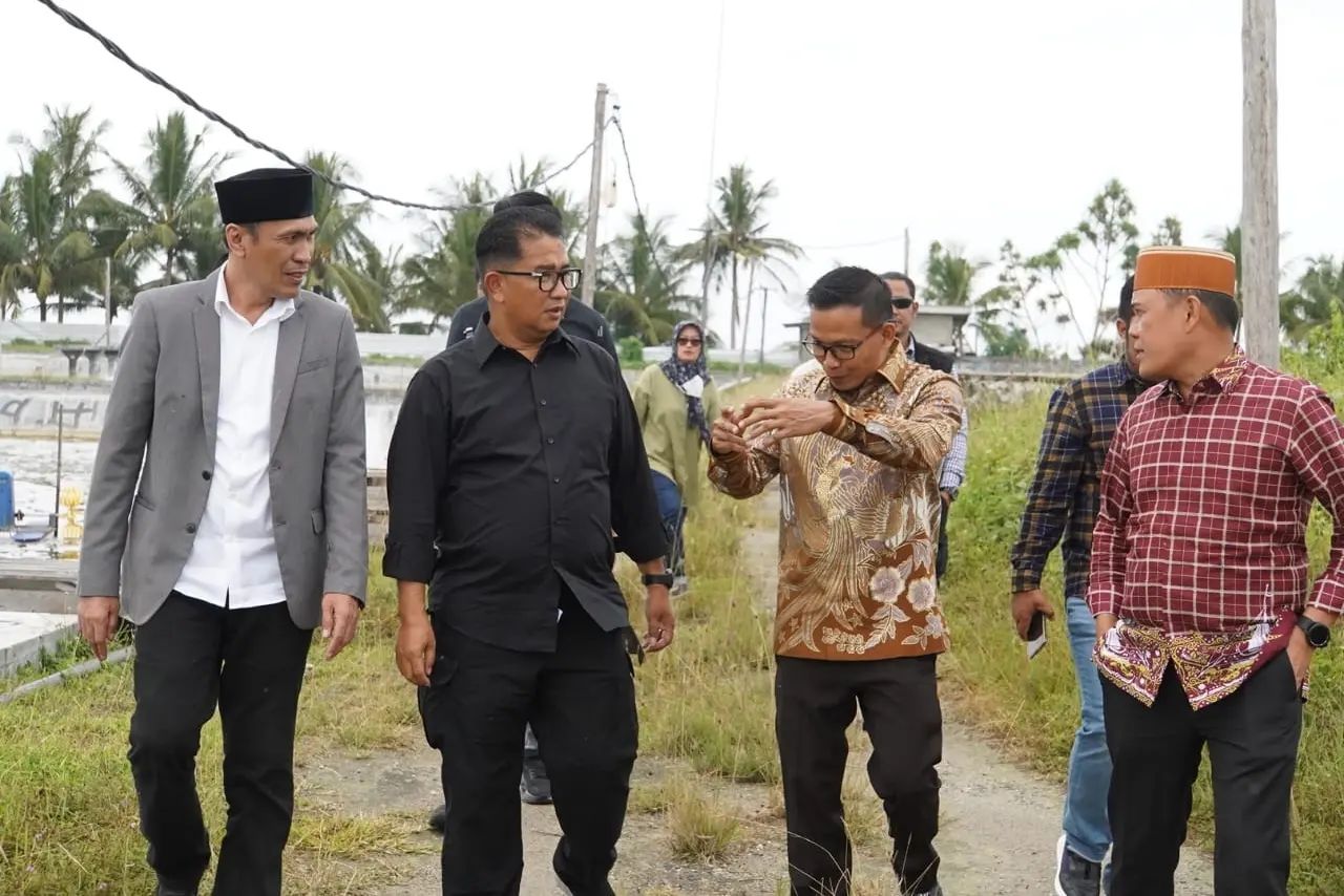 Usman Suhuriah Bersama Akmal Malik Berkunjung ke Tambak Udang Milik Pengusaha di Polman